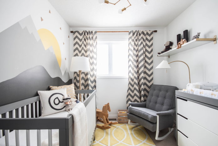 cortinas com estampa em zigue-zague no quarto do bebê