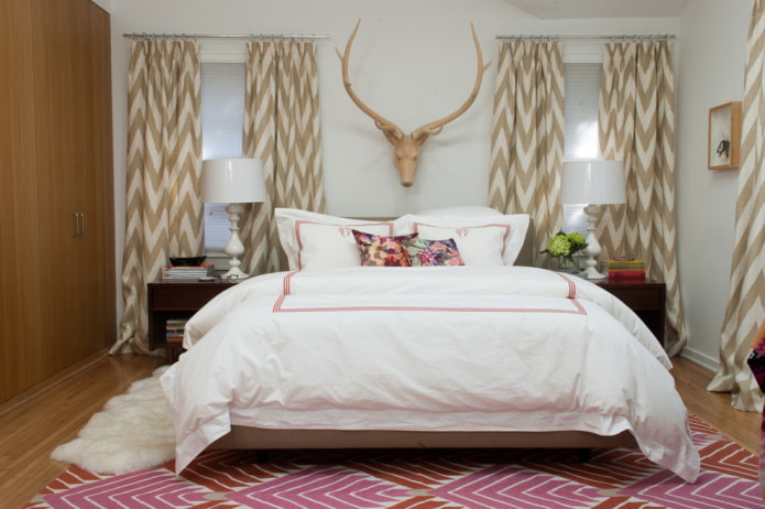 cortinas com estampa em zigue-zague no quarto