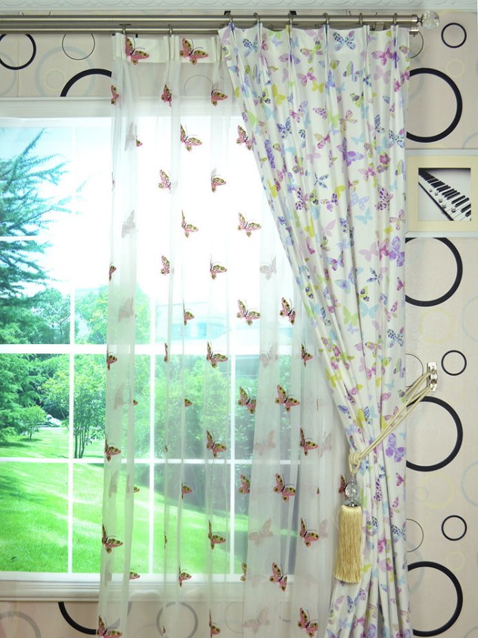 cortinas com borboletas no interior