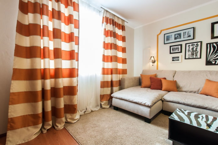 Cortinas com estampa listrada no interior
