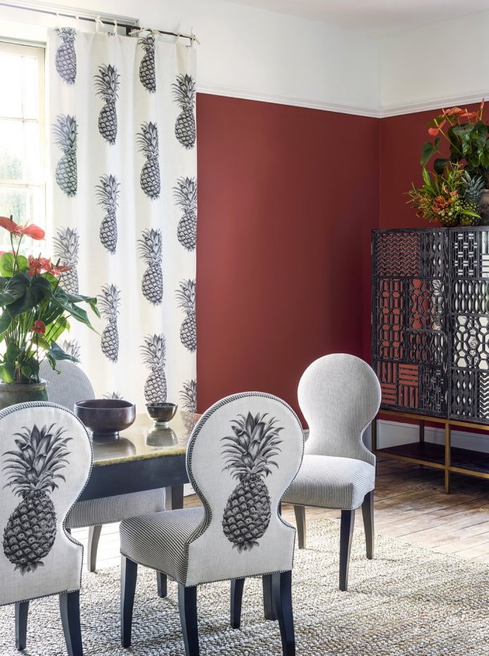 cortinas com abacaxis na sala de jantar
