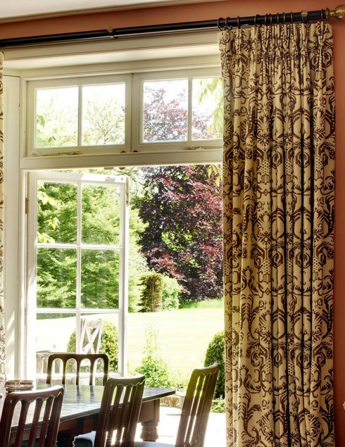 cortinas com padrão de monograma no interior