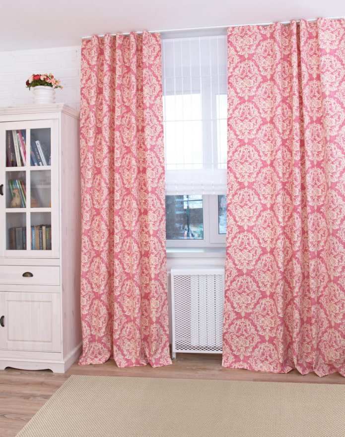 cortinas com padrão de monograma no interior