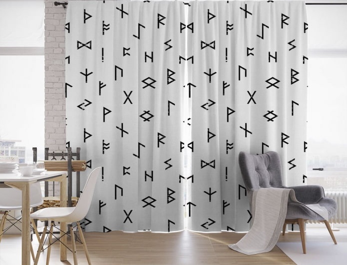 cortinas com hieróglifos no interior