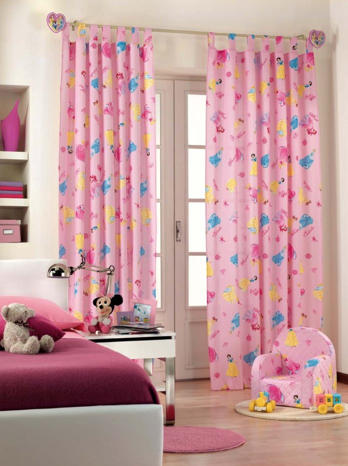 cortinas com desenhos infantis no interior