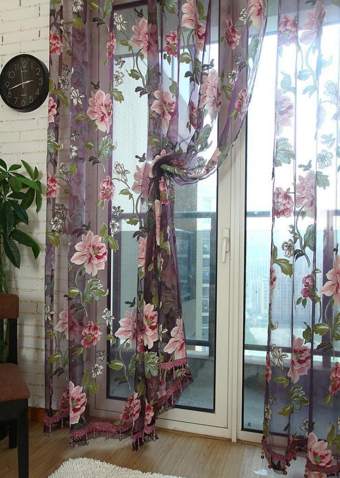 tule com flores