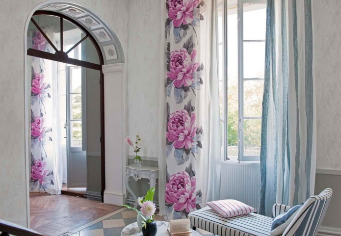 cortinas com estampa floral no interior