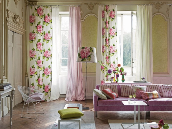 cortinas com estampa floral na sala de estar