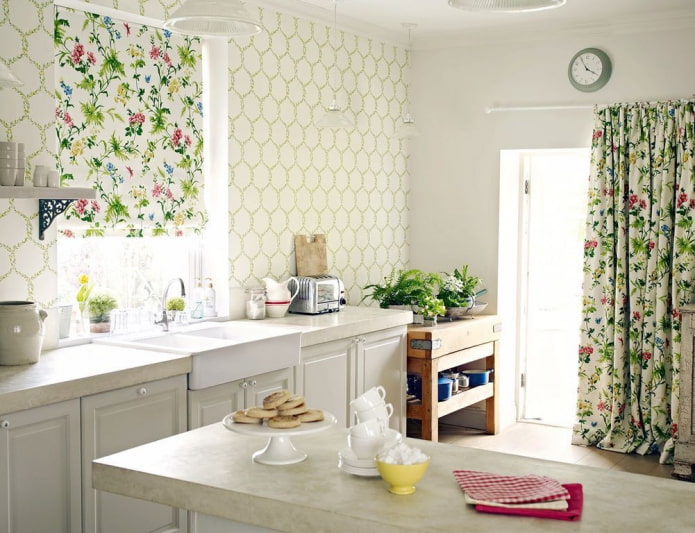 cortinas com flores no interior da cozinha