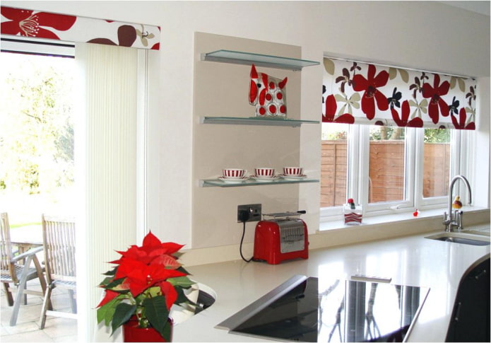 cortinas com flores no interior da cozinha