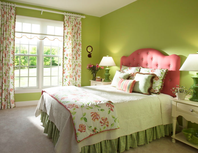 cortinas com flores no interior do quarto