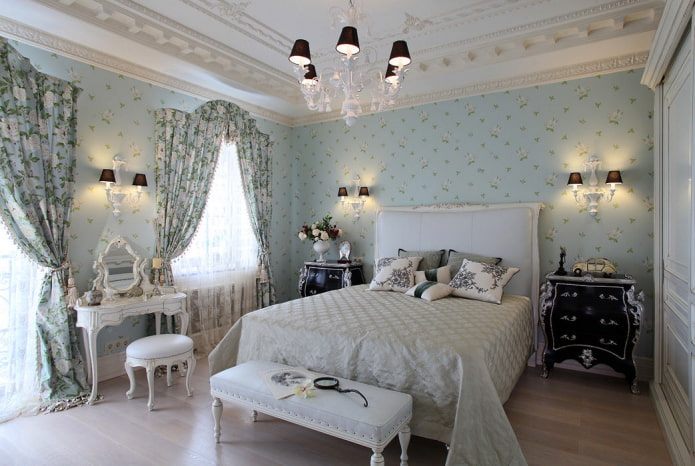 cortinas com estampa floral em um interior clássico