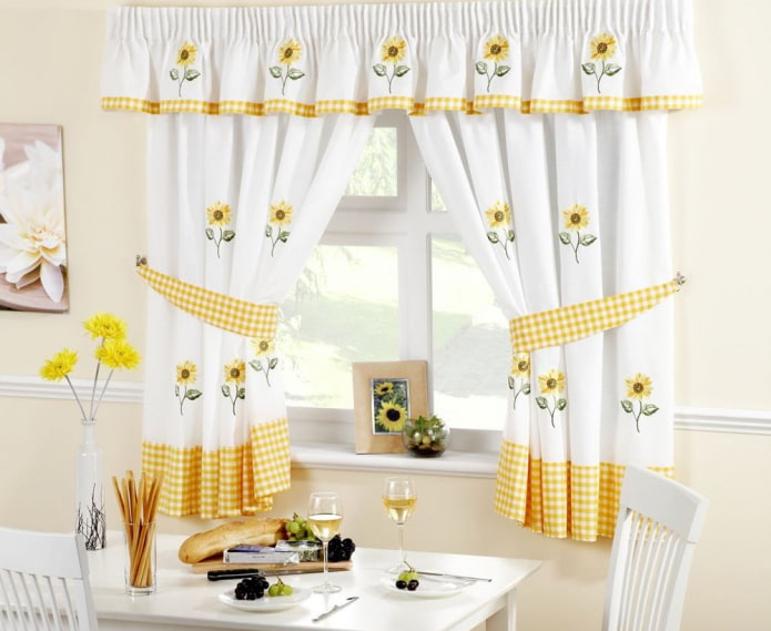 cortinas com girassóis no interior