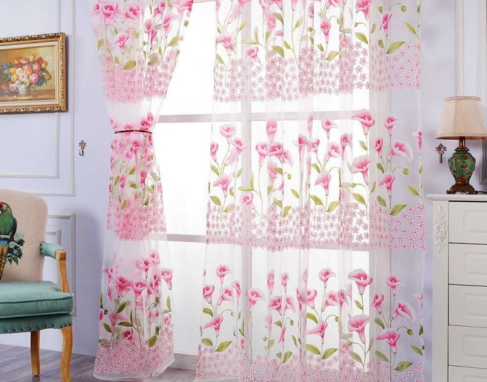 cortinas com copos-de-leite no interior