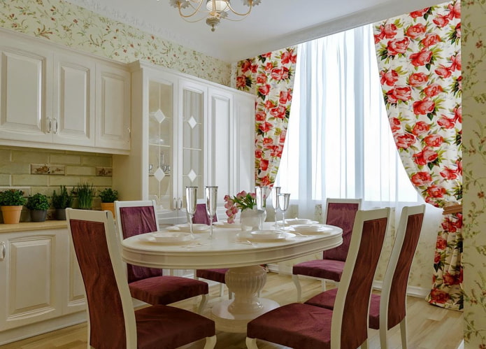 cortinas com peônias no interior da cozinha