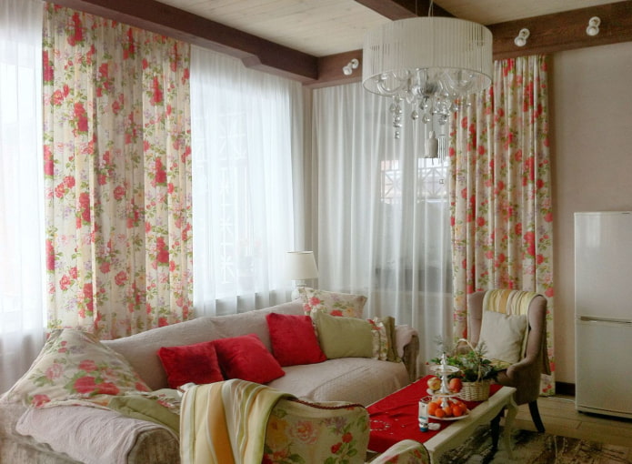 cortinas florais combinadas com cortinas lisas