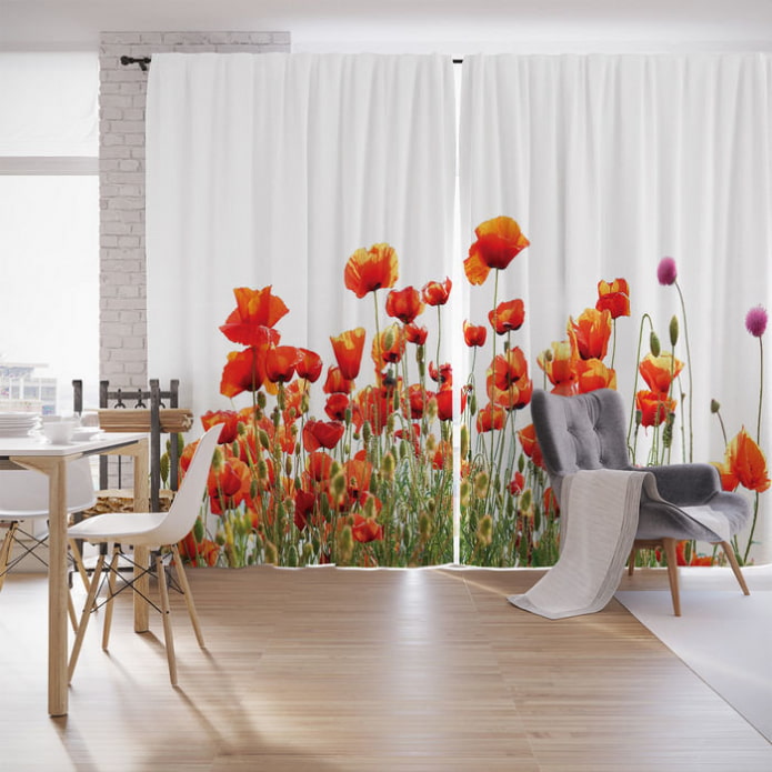 cortinas com papoulas no interior