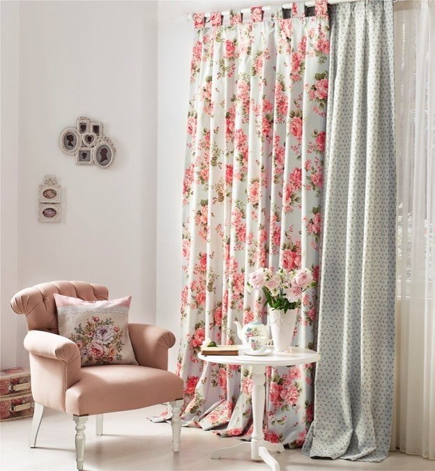cortinas com rosas no interior