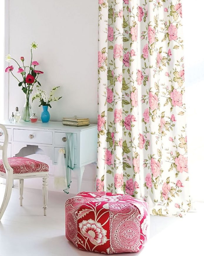 cortinas com rosas no interior