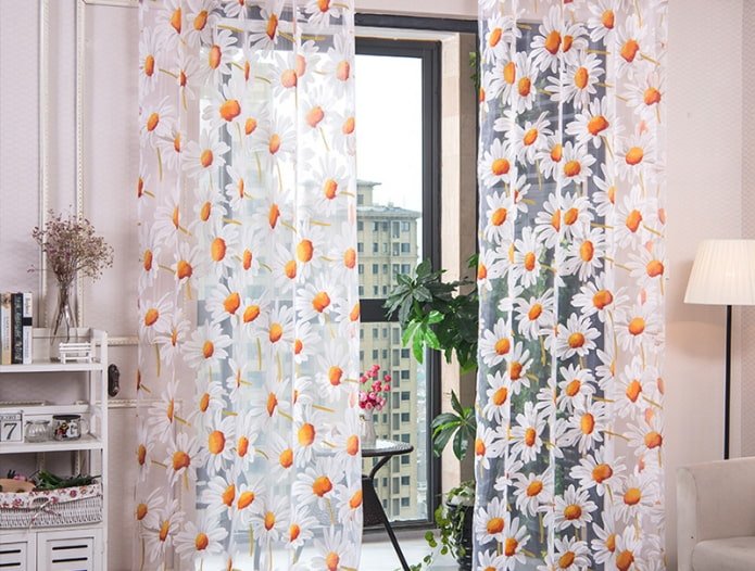cortinas com margaridas no interior