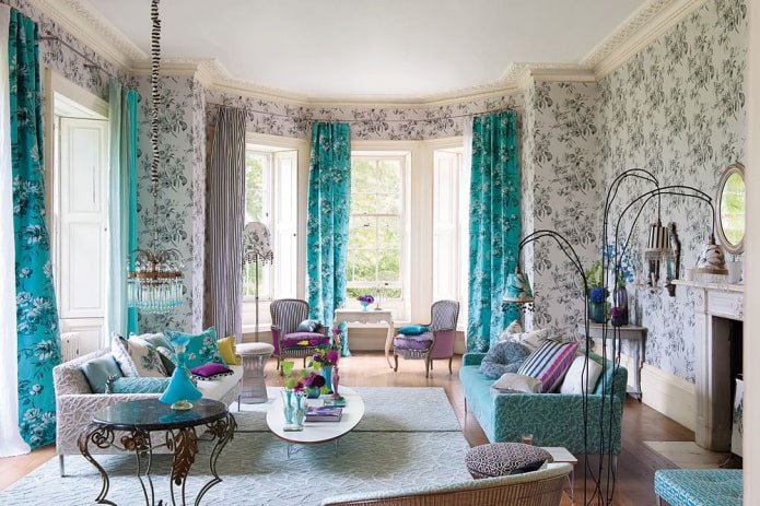 cortinas florais combinadas com papel de parede com estampa floral