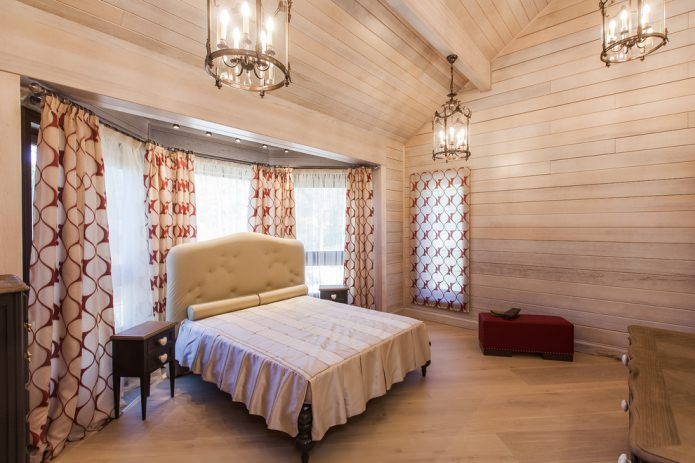Cortinas para uma janela saliente de madeira