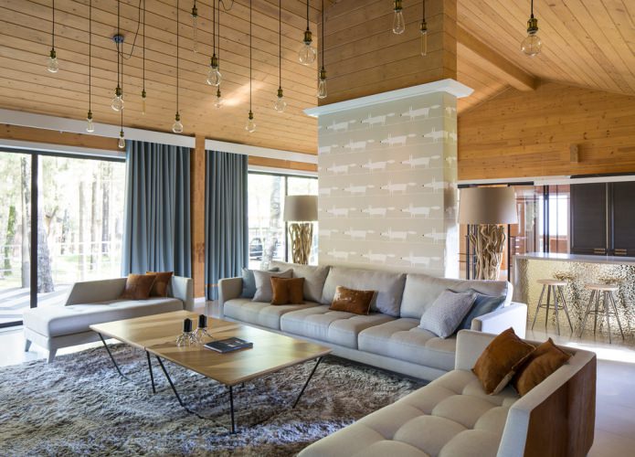 design moderno de uma casa de madeira com cortinas grossas