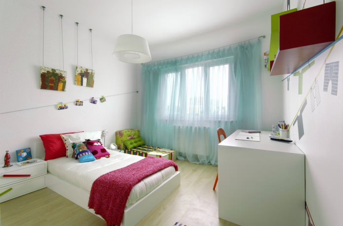 cortinas longas turquesa no quarto de uma criança