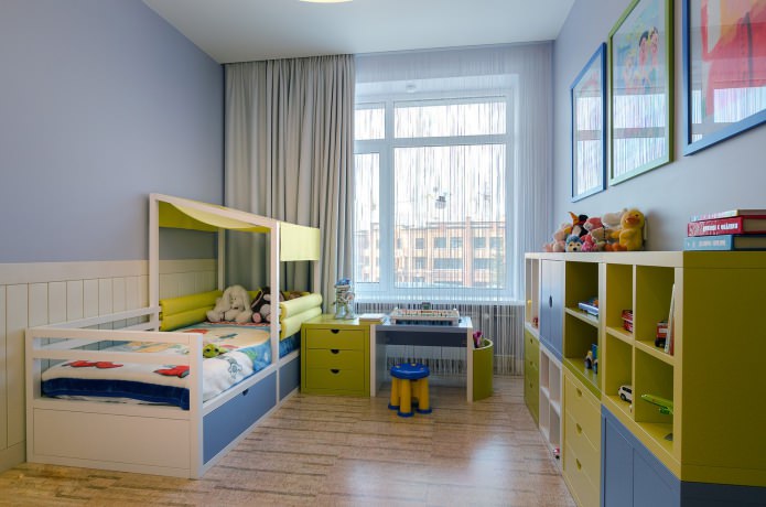 cortinas combinadas em um quarto de bebê