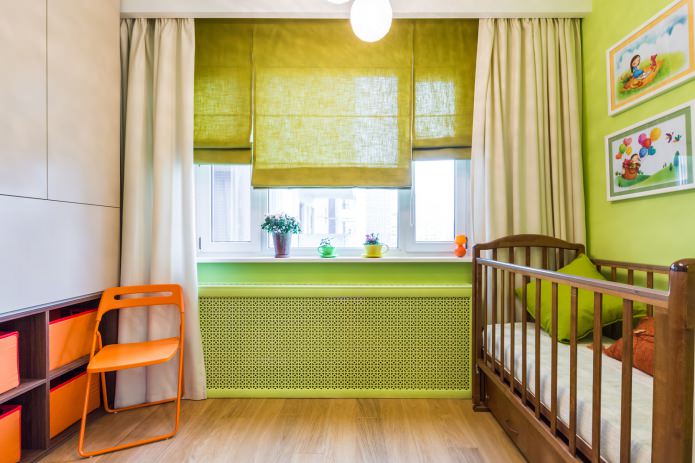 persianas retas e romanas em um quarto para um recém-nascido