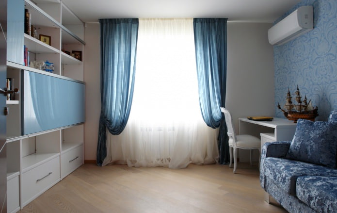 cortinas azuis no quarto de uma criança