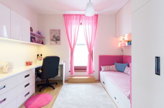 cortinas rosa no quarto de uma menina