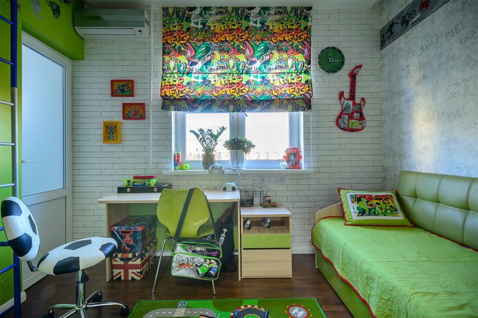 Cortina romana com grafite no quarto de um adolescente