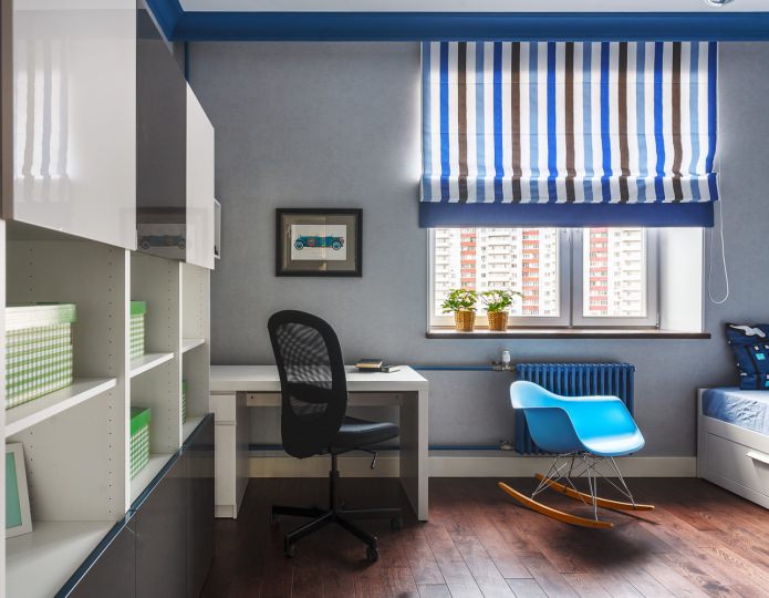 cortinas listradas no quarto de um menino