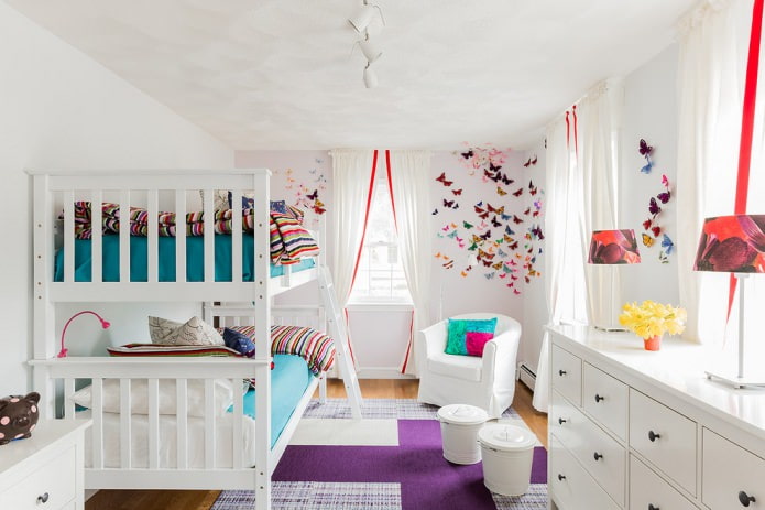 cortinas leves em um quarto de bebê