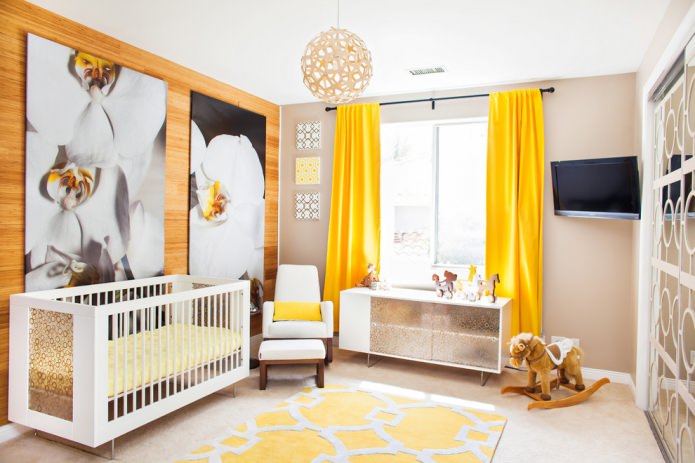 cortinas amarelas no quarto do bebê para um recém-nascido