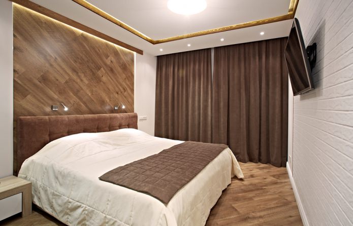 cortinas marrons sob a colcha