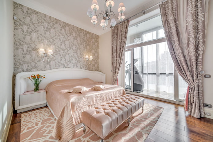 um exemplo de decoração de janela usando cortinas grossas com ganchos