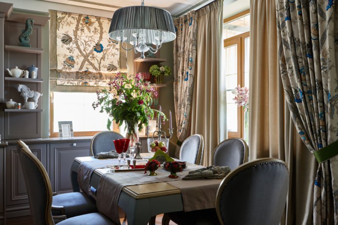Persianas romanas e cortinas clássicas