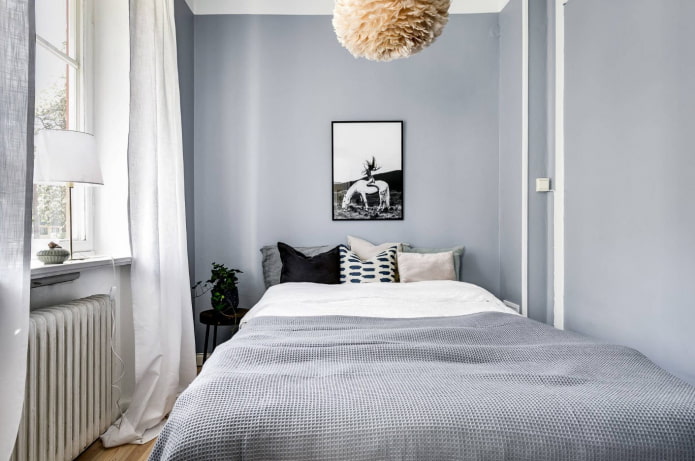 cortinas brancas em um quarto cinza
