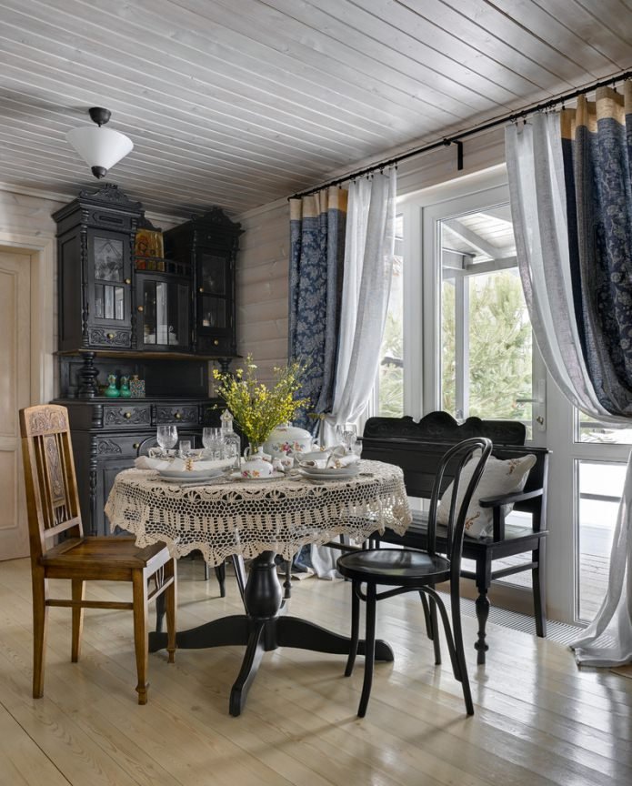 cortinas longas na sala de jantar na dacha