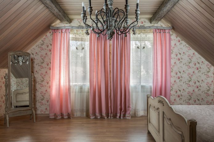 cortinas rosa em uma casa de campo