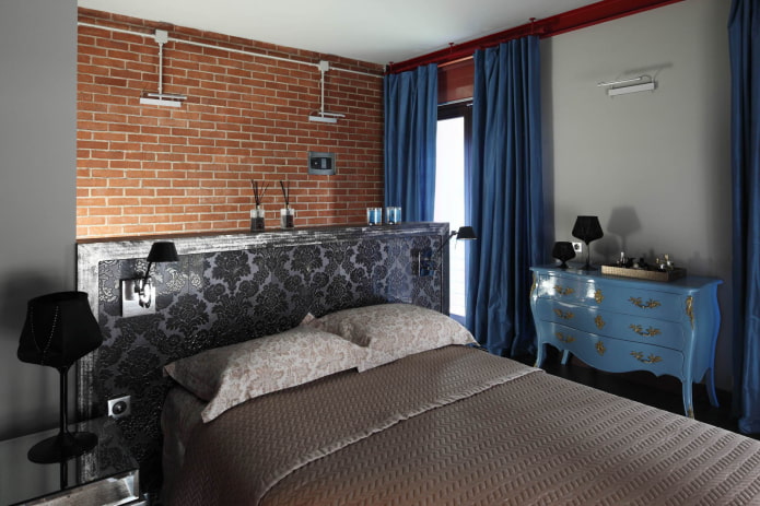 cortinas azuis em um quarto estilo loft