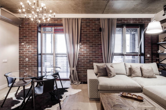 cortinas longas na sala de estar em estilo loft
