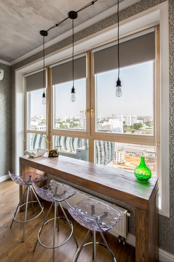 Persianas de rolo em uma cozinha em estilo loft