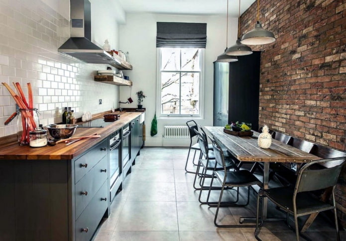 Persianas romanas em uma cozinha em estilo loft