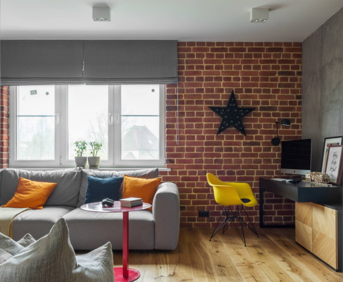 Persianas romanas cinzas em um interior estilo loft