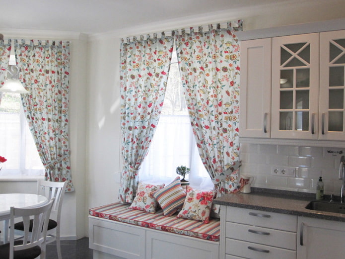 cortinas curtas na cozinha no estilo provençal