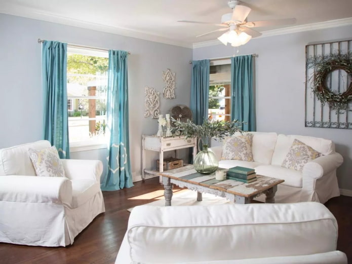 cortinas azuis em a sala de estar no estilo provençal