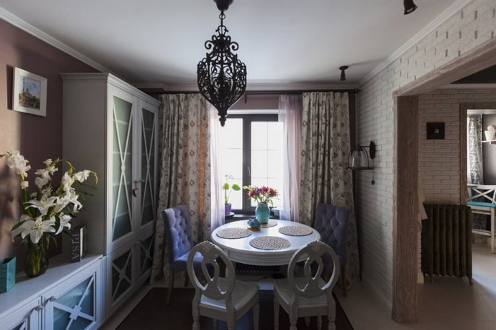 cortinas na sala de jantar no estilo provençal